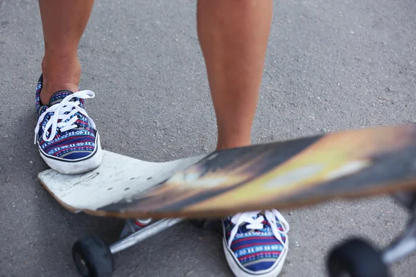 Woman's legs on skating board — Stock Photo, Image