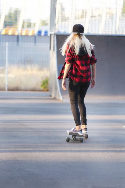 Vrouw met schaatsen board — Stockfoto