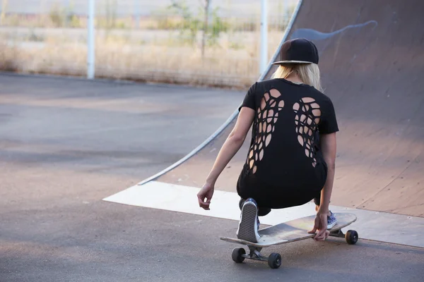 Young woman with skating board — Stock Photo, Image