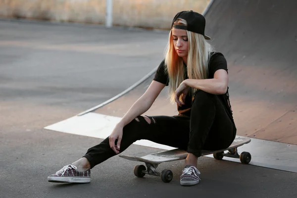 Jonge vrouw met schaatsen board — Stockfoto