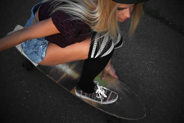 स्केटिंग बोर्डसह तरुण स्त्री — स्टॉक फोटो, इमेज