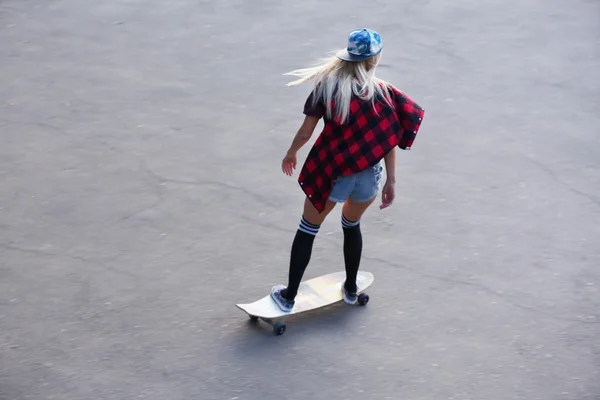 Mujer joven con tabla de patinar — Foto de Stock