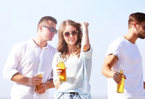 Pretty Young people with beer — Stock Photo, Image