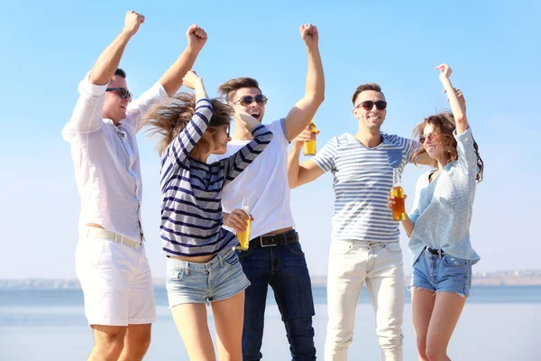 Pretty Young people with beer — Stock Photo, Image