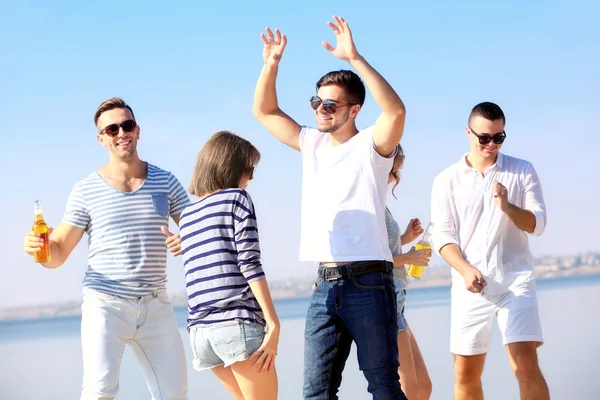 Pretty Young people with beer — Stock Photo, Image