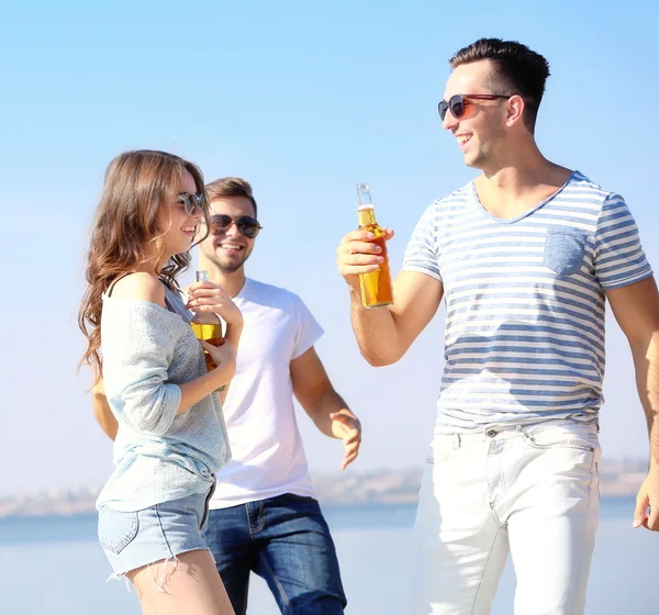 Pretty Young people with beer — Stock Photo, Image