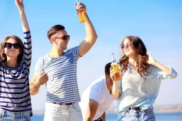 Jolies jeunes avec de la bière — Photo