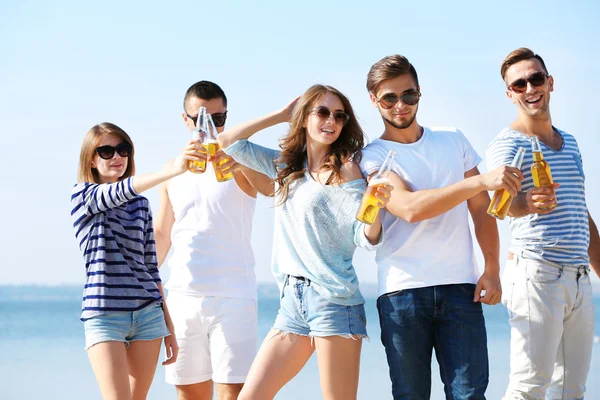 Jolies jeunes avec de la bière — Photo