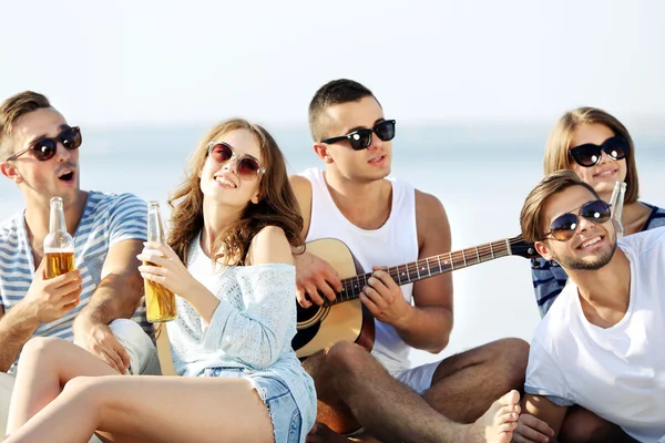 Ungdomar med gitarr sjunga sånger — Stockfoto