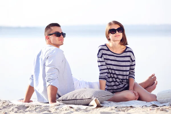 A fiatal pár a parton — Stock Fotó