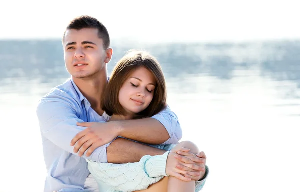 Pareja joven en la orilla del río — Foto de Stock