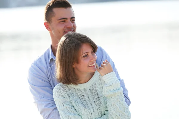 Pareja joven en la orilla del río —  Fotos de Stock