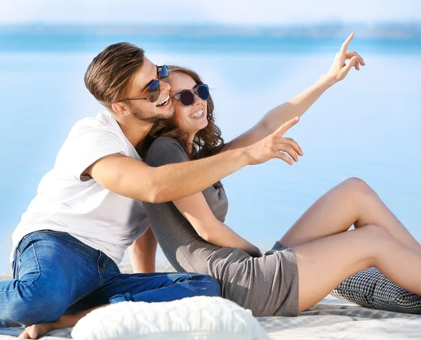 Jeune couple au bord de la rivière — Photo