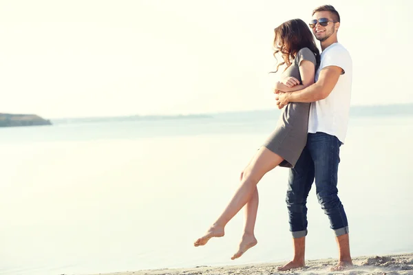 Pareja joven en la orilla del río —  Fotos de Stock