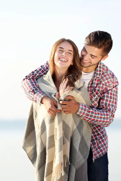 Pareja joven en la orilla del río — Foto de Stock