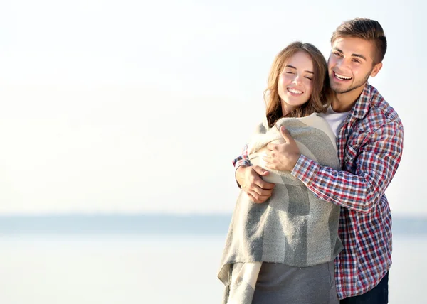 Pareja joven en la orilla del río —  Fotos de Stock