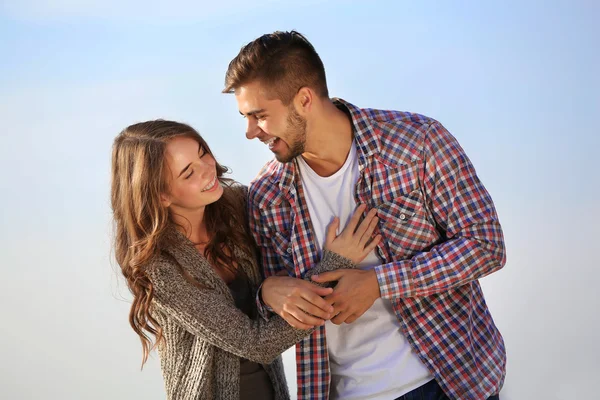 Pareja joven en la orilla del río — Foto de Stock