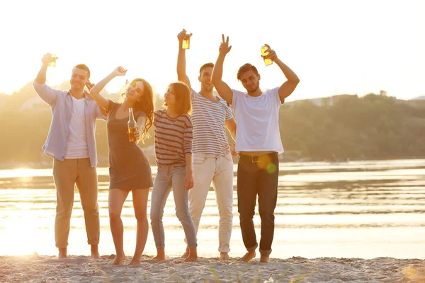 Pretty Young people with beer — Stock Photo, Image