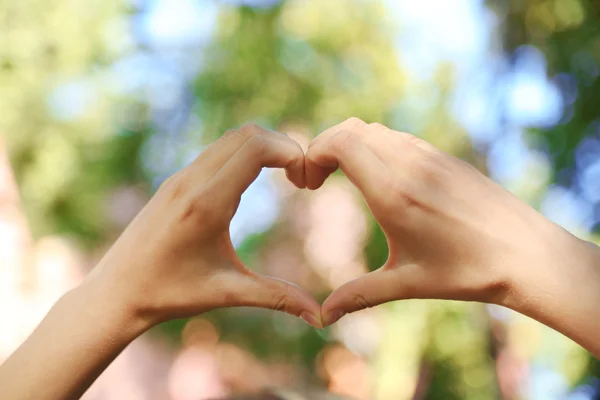 Handen in de vorm van liefde hart — Stockfoto