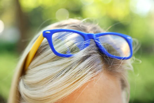 Модные очки на голове женщины — стоковое фото