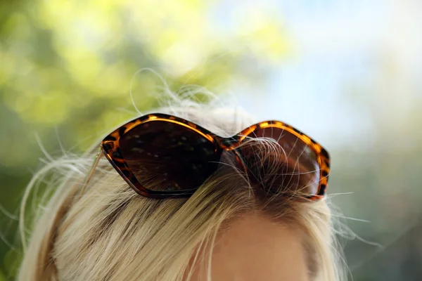 Modne okulary na głowie kobiety — Zdjęcie stockowe