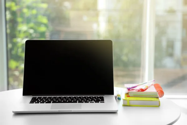 Escritorio con fondo de cuaderno — Foto de Stock