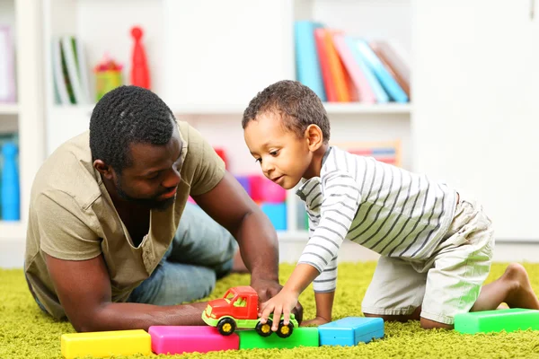 Padre e hijo pagando — Foto de Stock