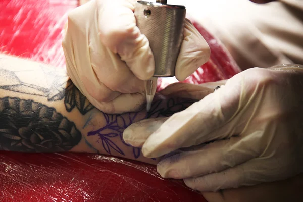 Artista de tatuagem profissional — Fotografia de Stock