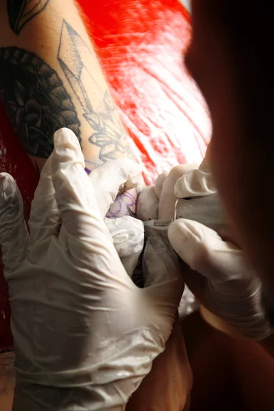 Artista de tatuagem profissional — Fotografia de Stock