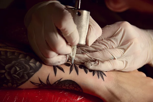 Artista profesional del tatuaje — Foto de Stock