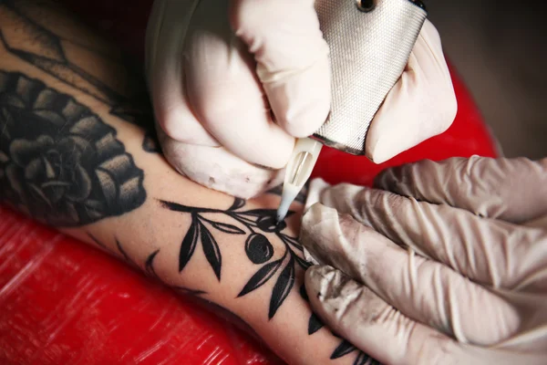 Επαγγελματική τατουάζ καλλιτέχνη — Φωτογραφία Αρχείου