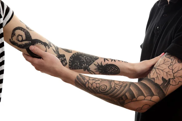 Manos de hombre con tatuaje — Foto de Stock