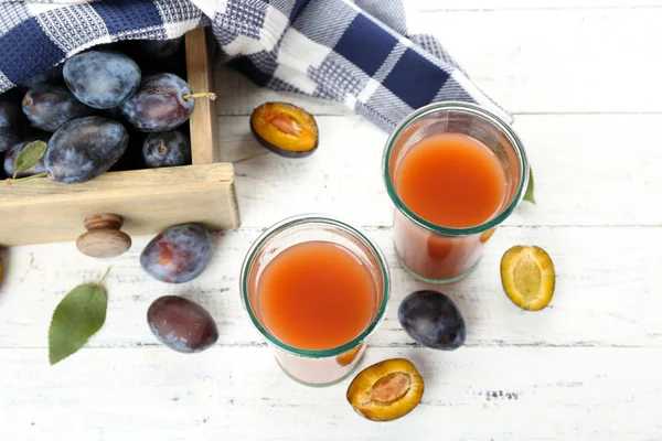 Succo di prugna in bicchieri con frutta fresca — Foto Stock
