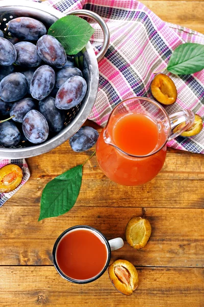 Plum Juice in jar and mug with fresh fruits — Stock Photo, Image