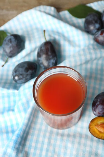 Сливовий сік у склянці зі свіжими фруктами — стокове фото