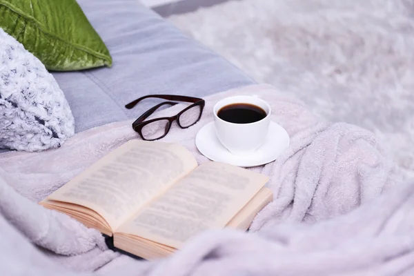 Kopje koffie met boeken — Stockfoto