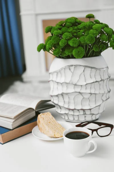Cup of coffee with books — Stock Photo, Image