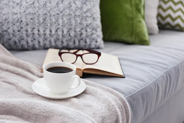 Xícara de café com livro no sofá no quarto — Fotografia de Stock