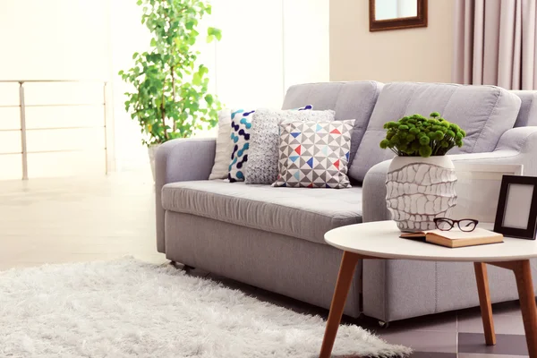 Καναπέ με πολύχρωμα μαξιλάρια, στην αίθουσα — Φωτογραφία Αρχείου