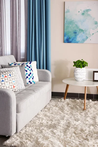 Sofá com travesseiros coloridos no quarto — Fotografia de Stock