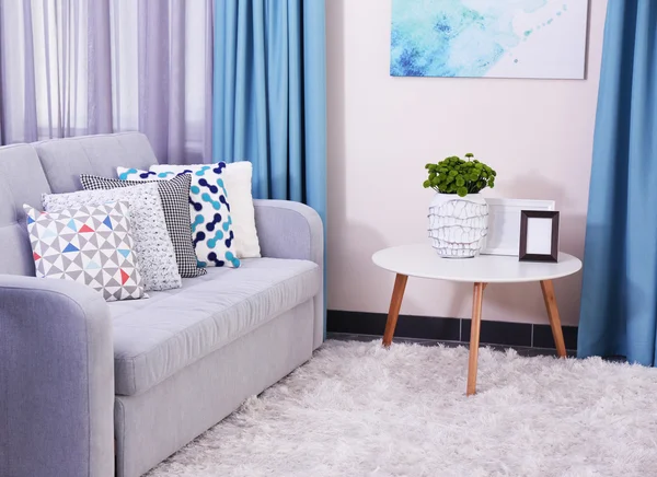 Oturma odasında renkli yastıklar grubu