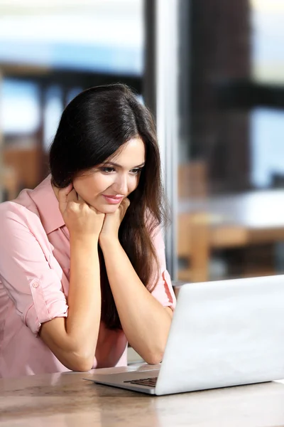 Vrouw werkt met laptop — Stockfoto