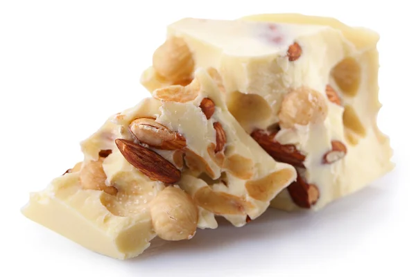 Части белого шоколада с орехами изолированы на белом — стоковое фото
