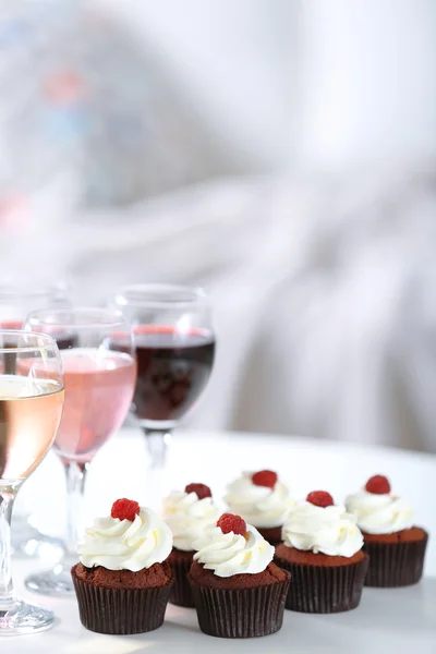 Proeverij van wijn en chocolade cupcakes, close-up — Stockfoto