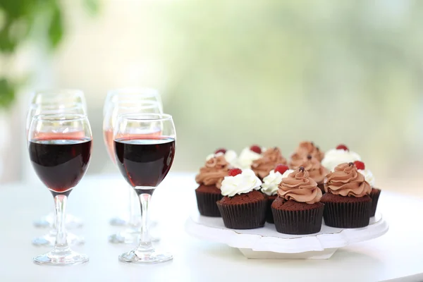 Degustação de vinho e cupcakes de chocolate, close-up — Fotografia de Stock