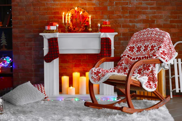 圣诞装饰品和壁炉架上的蜡烛 — 图库照片