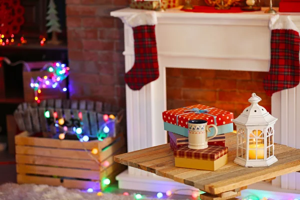 Камин с красивыми рождественскими украшениями в удобной гостиной — стоковое фото