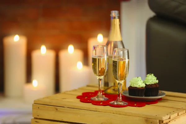 Lezzetli çörekler ve şampanya — Stok fotoğraf