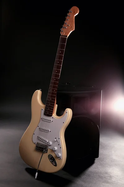 暗い背景上のエレク トリック ギター — ストック写真