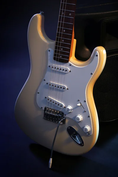 Chitarra elettrica con attrezzature musicali su sfondo scuro — Foto Stock